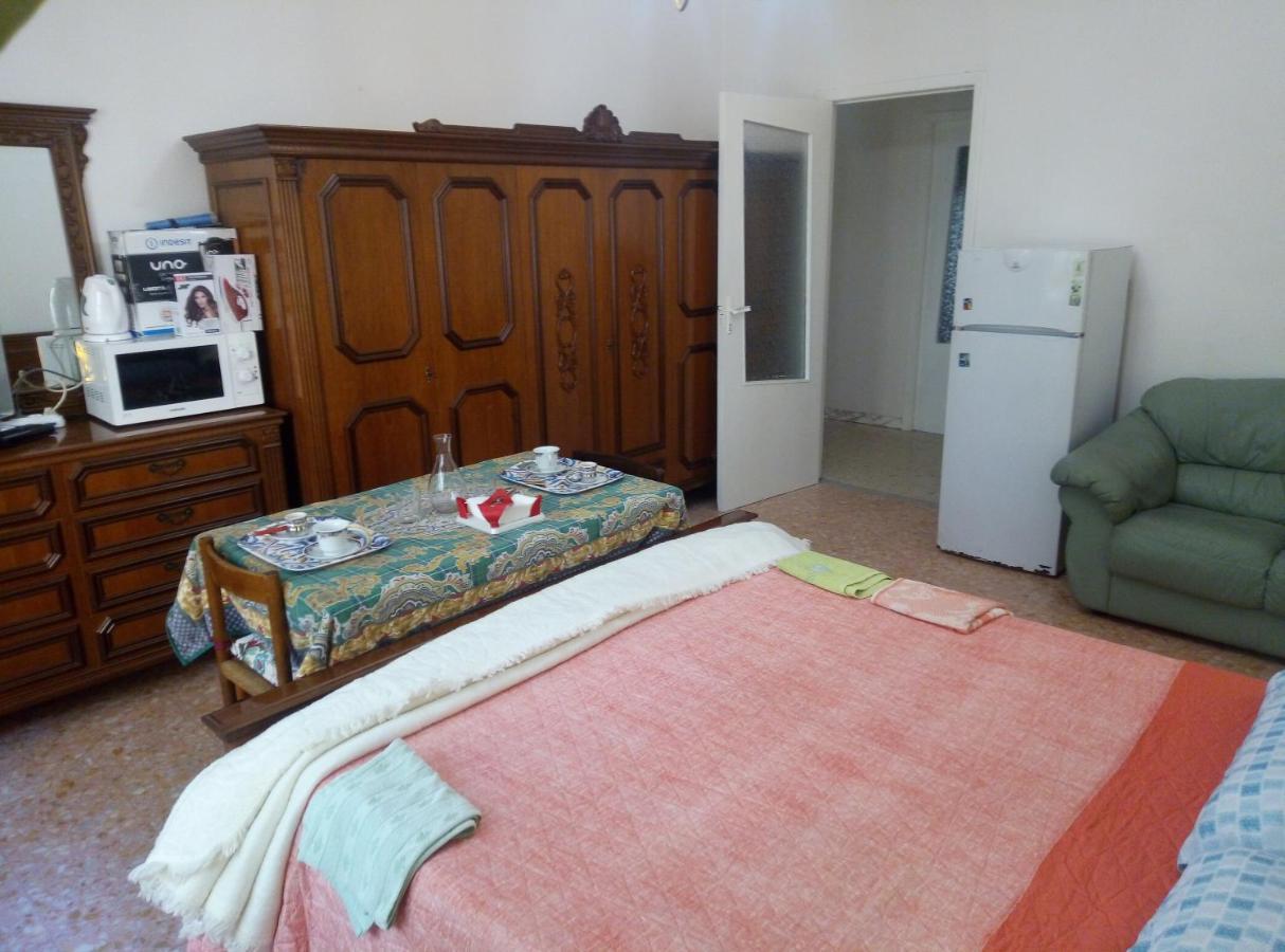 B&B 56 Euro A Notte Cagliari Exterior photo